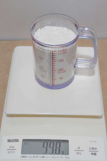 計量カップに99.8gの小麦粉